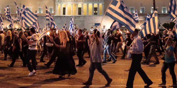 Neonazis marschieren durch Athen