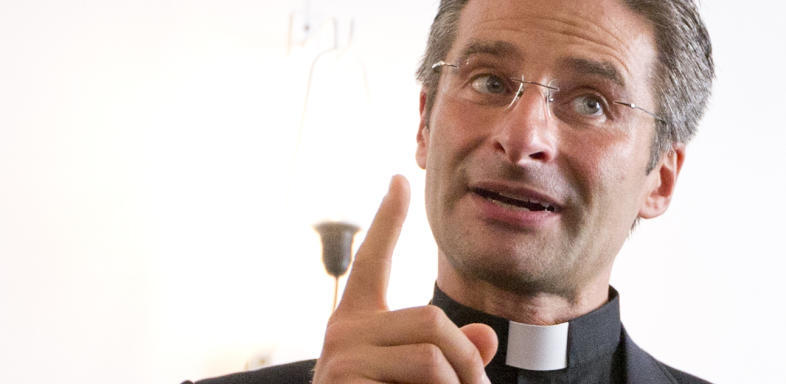 Schwuler Priester attackiert den Papst