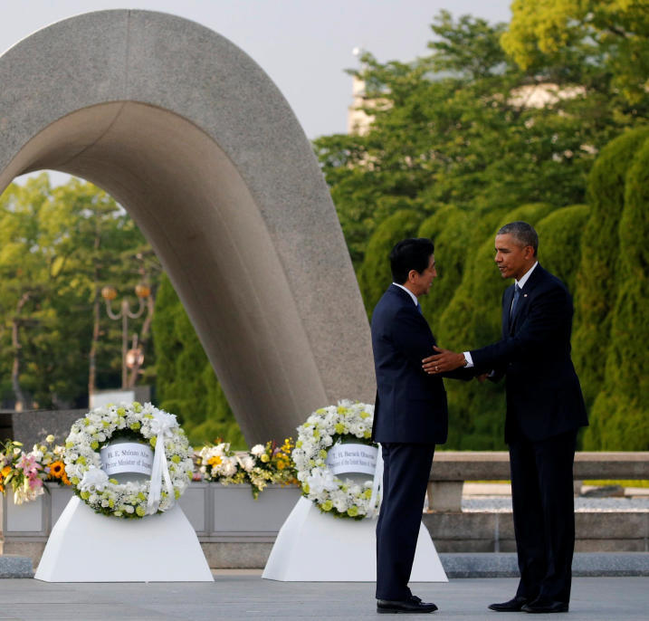 Historische Geste: Obama legt in Hiroshima Kranz nieder
