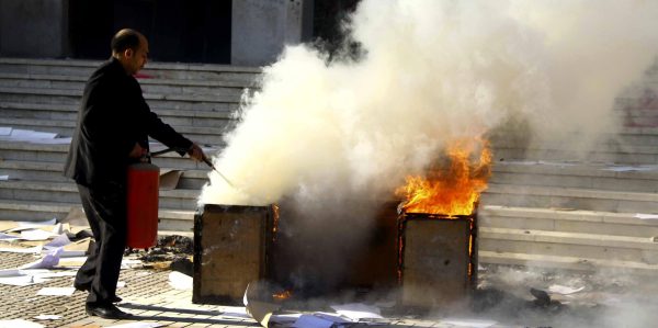 Islamistische Studenten legen Feuer an Uni