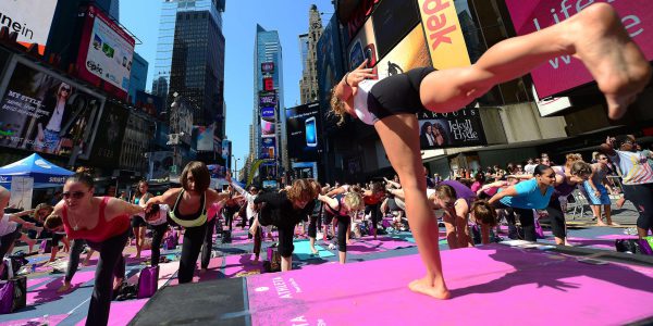 Massen-Yoga auf dem Times Square