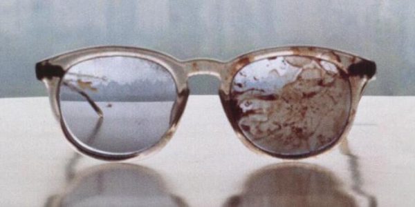Yoko Ono zeigt Lennons blutige Brille