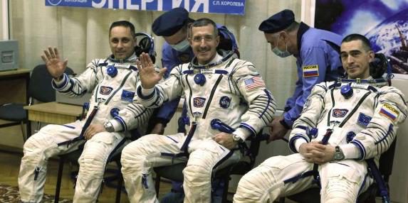 Drei Raumfahrer auf der ISS angekommen