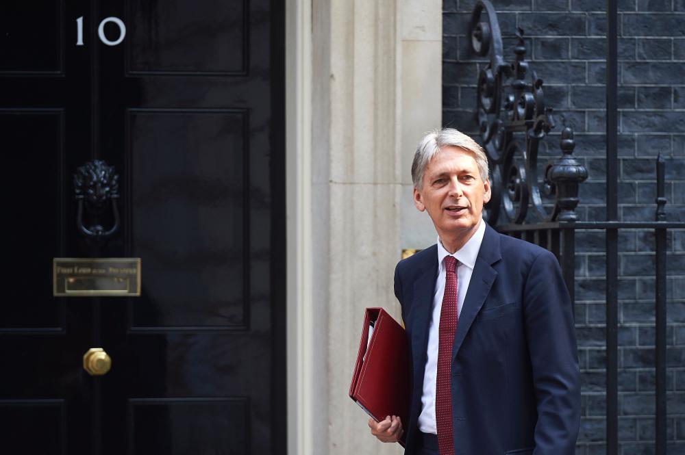 Regierung und Notenbank stimmen Briten auf harte Zeiten ein