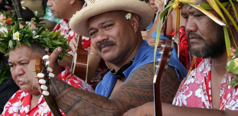 4750 Polynesier hauen in die Saiten