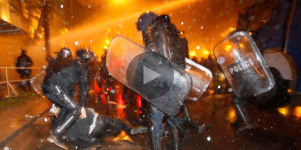 Polizei schießt scharf auf Demonstranten