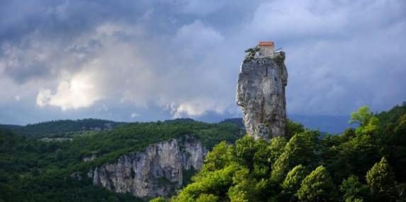 Mönch lebt auf 40 Meter hoher Felsensäule