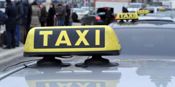 Maskierte wollen Taxi-Fahrer ausrauben