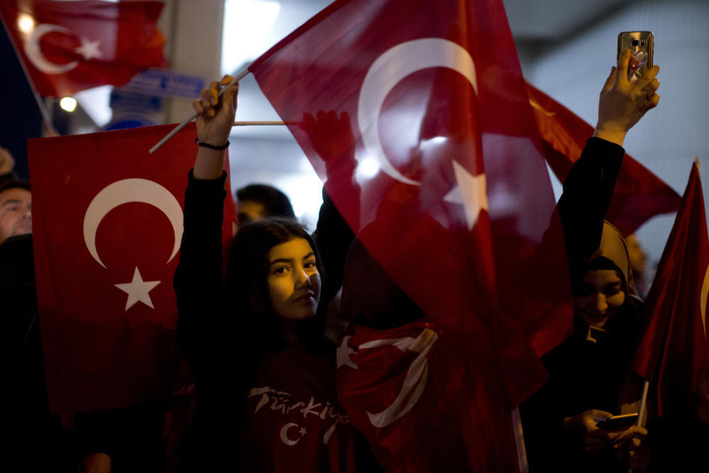 Polizei geht in Amsterdam gegen türkische Demonstranten vor