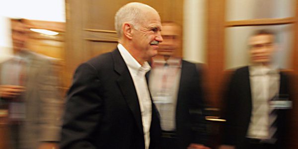 Papandreou tritt zurück