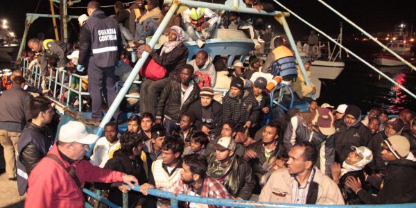 300 Flüchtlinge erleiden Schiffsbruch