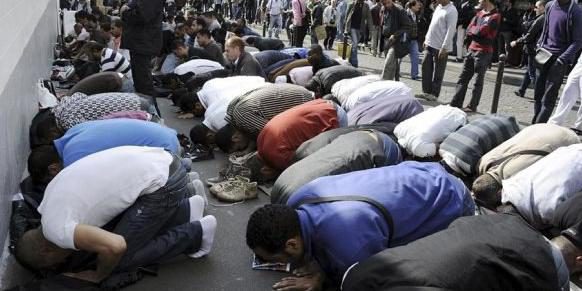 Betende Muslime werden von der Straße verbannt