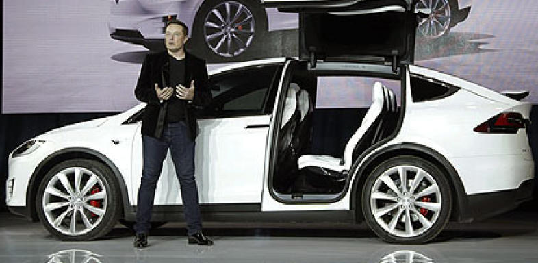 Tesla bringt Elektro-SUV auf die Straße