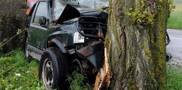 Auto gegen Baum – Zwei Schwerverletzte