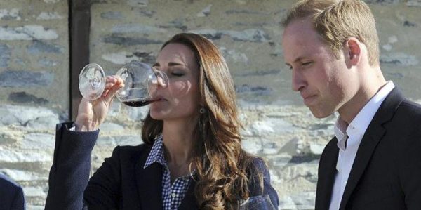 Kate trinkt Wein nach Babygerüchten