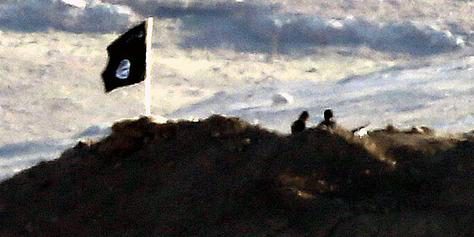 Schwarze Flagge am Ortsrand von Kobane