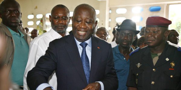 Gbagbos Residenz wird bombardiert