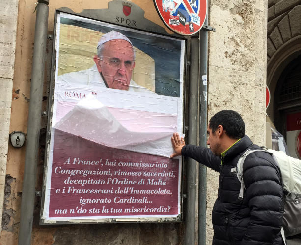 Papstkritische Poster: Unmut gegen Franziskus