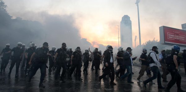 Polizei feuert Tränengas auf Demonstranten