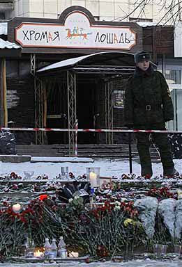 Russie: Perm enterre ses morts, interdiction des feux d’artifice