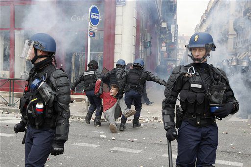Frankreich lässt Treibstoff-Blockaden durch Polizei auflösen
