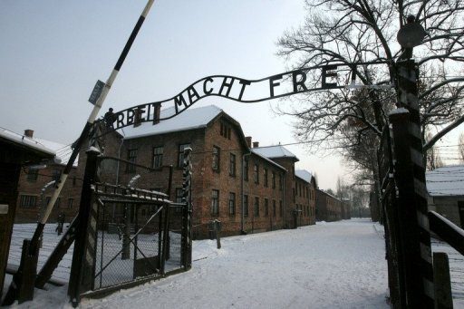 L’inscription „Arbeit macht frei“ volée à Auschwitz, retrouvée