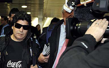 Maradona suspendu deux mois de toute activité dans le football