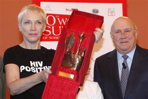 Berlin: la chanteuse Annie Lennox honorée par d’anciens Nobel de la Paix