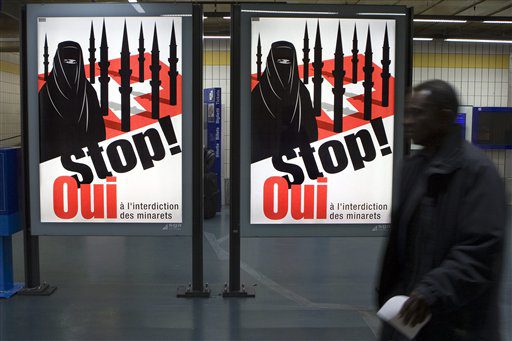 Les Suisses votent massivement l’interdiction des minarets