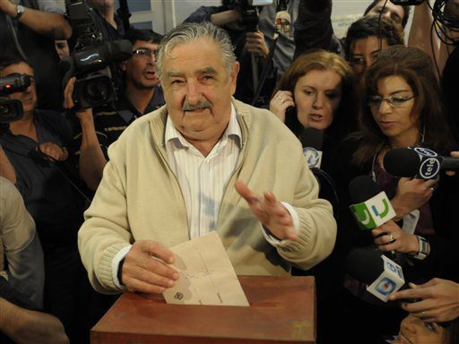 Uruguay: l’ex-guérillero Mujica favori face à un ancien président
