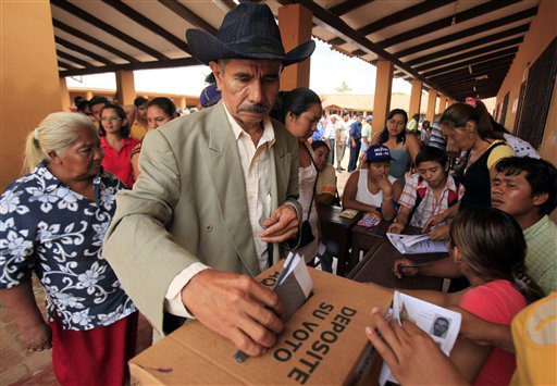 Bolivie: Morales favori pour un second mandat, évoque déjà un troisième
