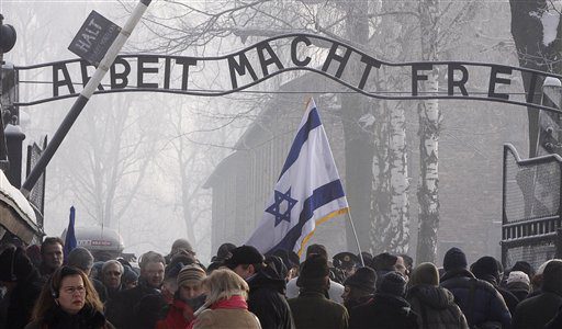 Auschwitz-Gedenkfeier: Peres fordert nicht nachlassende Verfolgung von NS-Verbrechern