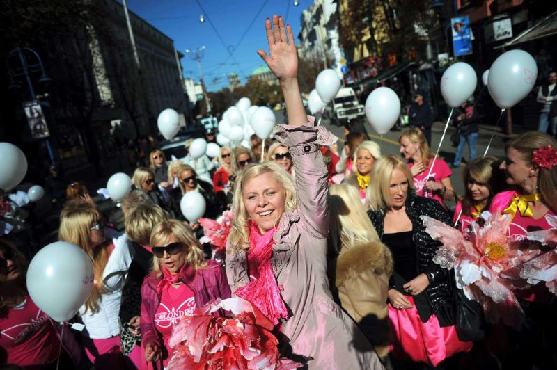 Blondinen marschieren für eine bessere Welt