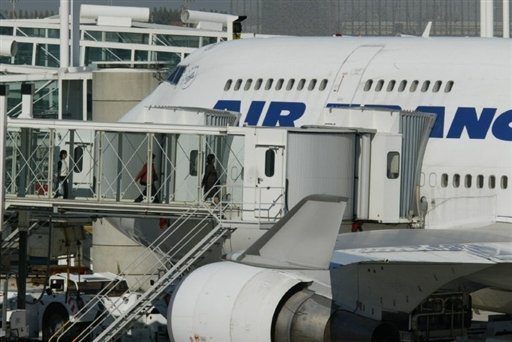 Chute mortelle d’une hôtesse : Air France relaxée, un ex-agent de piste condamné