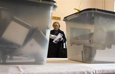 Elections locales: les Kosovars aux urnes, participation sensible des Serbes