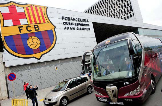 FUSSBALL / Champions League: Herr Messi kommt mit dem Bus
