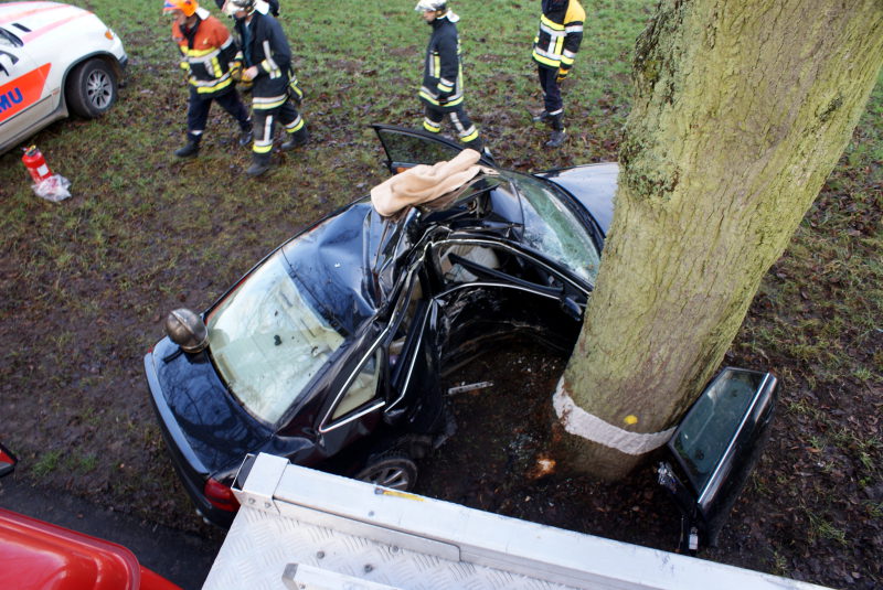 Auto gegen Baum: Fahrerin schwer verletzt