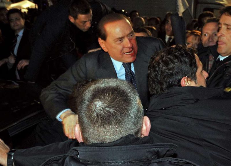 Berlusconi bleibt mindestens bis Dienstag im Krankenhaus