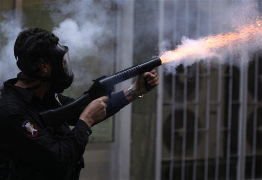 Canons à eau, gaz lacrymogène contre des manifestants anti-FMI à Istanbul