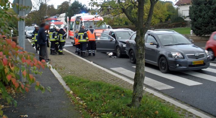 Unfall mit drei Fahrzeugen:  Zwei Personen verletzt