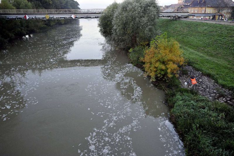Schlamm aus Aluminium-Fabrik erreicht Donau