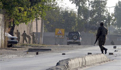 Pakistan: 40 morts dans une attaque suicide visant l’armée dans une mosquée
