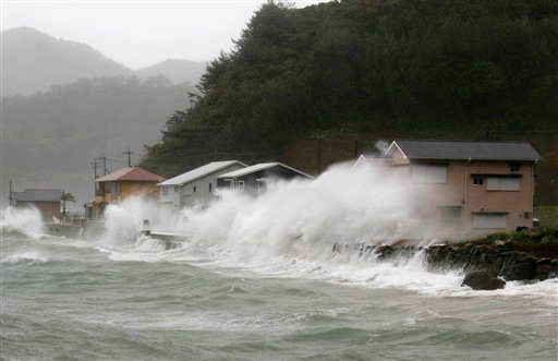 Arrivée d’un typhon au sud du Japon: toits arrachés et coupures de courant
