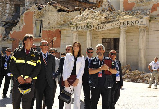 Séisme à L’Aquila: Carla Bruni-Sarkozy annonce un don de la France de 3,2 ME